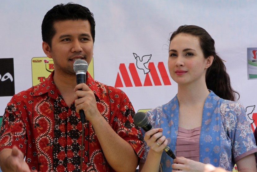 Artis Arumi Bachin (kanan) bersama suami, Emil Dardak (kiri) saat menyapa warga di acara Prigi Fest 2015 di Pantai Prigi, Kabupaten Trenggalek, Jawa Timur, Minggu (22/2).