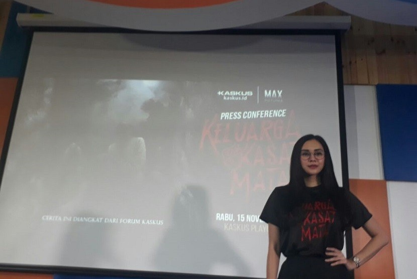 Artis Aura Kasih saat konferensi pers film Keluarga Tak Kasat Mata di Kaskus Playground, Menara Palma, Jakarta Selatan, Rabu (15/11) Aura Kasih berperan sebagai Rere dalam film tersebut. 