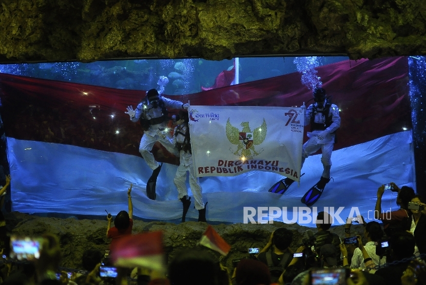 Sejumlah penyelam membentangkan bendera Dirgahayu Republik Indonesia (ilustrasi) 