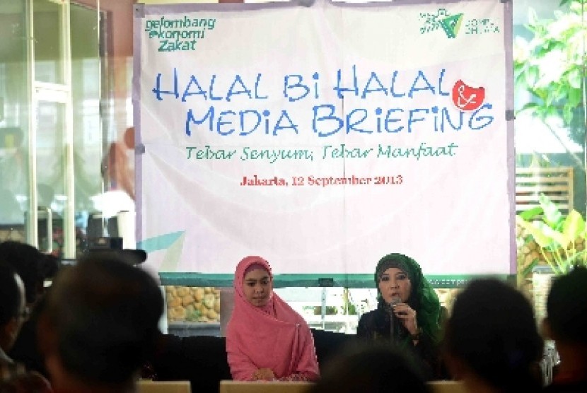 Artis dan Duta Filantropi Dompet Dhuafa Oki Setiana Dewi (kiri) dan Peggy Melati Sukma (kanan) saat halal bi halal penghimpunan dana dan sebaran penerima manfaat Bulan Ramadhan di Jakarta.