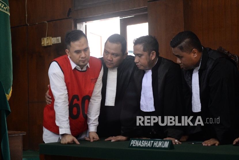  Artis dangdut Saipul Jamil memasuki ruangan sidang untuk mendengarkan putusan majelis hakim kasus pencabulan di bawah umur di Pengadilan Negeri Jakarta Utara, Selasa (14/6).  (Republika/ Wihdan)