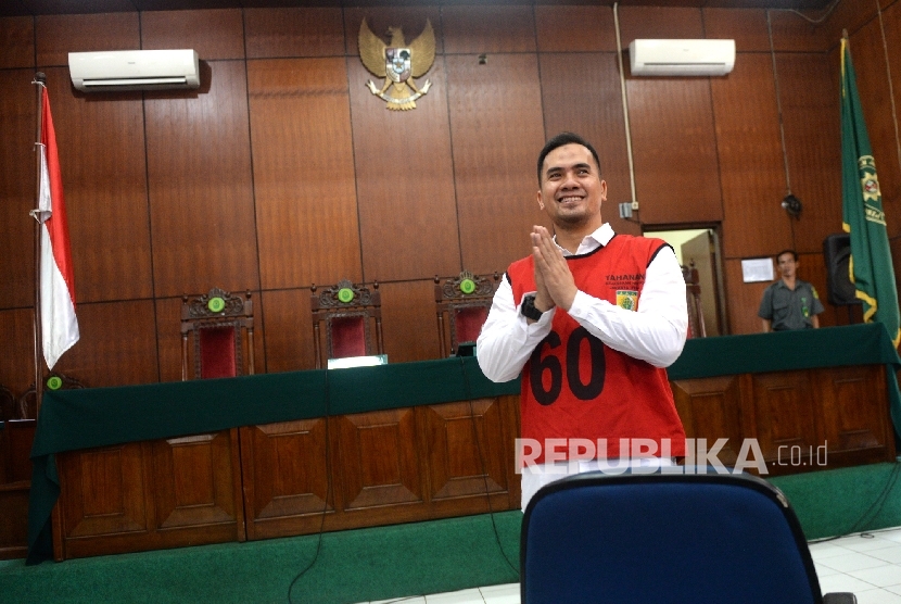  Artis dangdut Saipul Jamil memasuki ruangan sidang untuk mendengarkan putusan majelis hakim kasus pencabulan di bawah umur di Pengadilan Negeri Jakarta Utara, Selasa (14/6).  (Republika/ Wihdan)