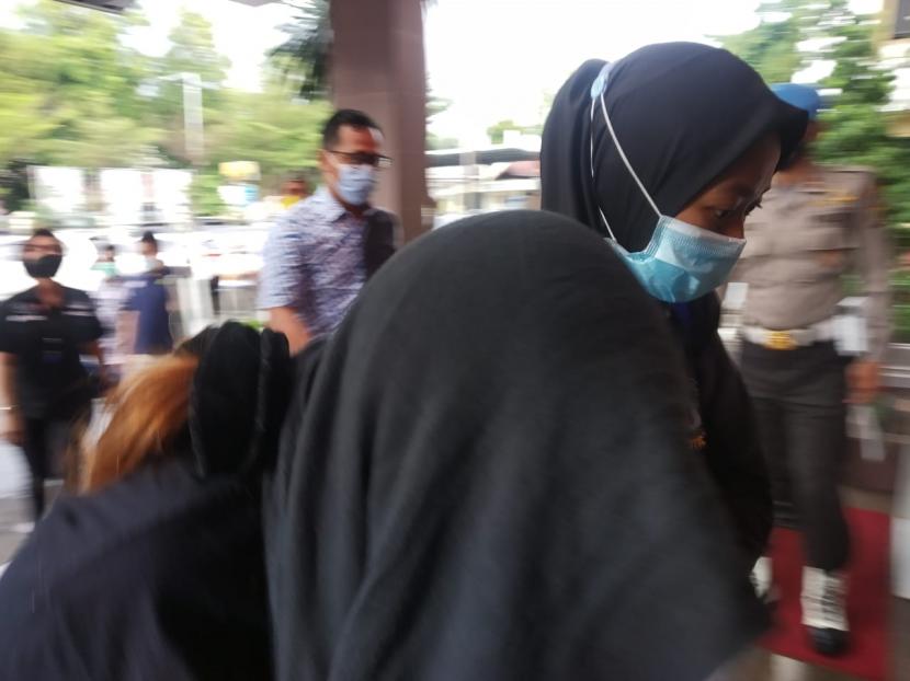 Artis dengan inisal IBS saat tiba di Polres Metro Jakarta Selatan, Jumat (4/12). Anak aktor kawakan itu ditangkap terkait kasus narkotika jenis sabu-sabu.