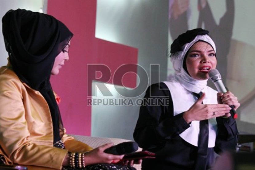 Artis Dewi Sandra berbagi pengalamannya berhijab di acara 'Indonesia Hijab Fest 2013' di Gedung Sabuga,  Bandung, Jumat (31/5). 