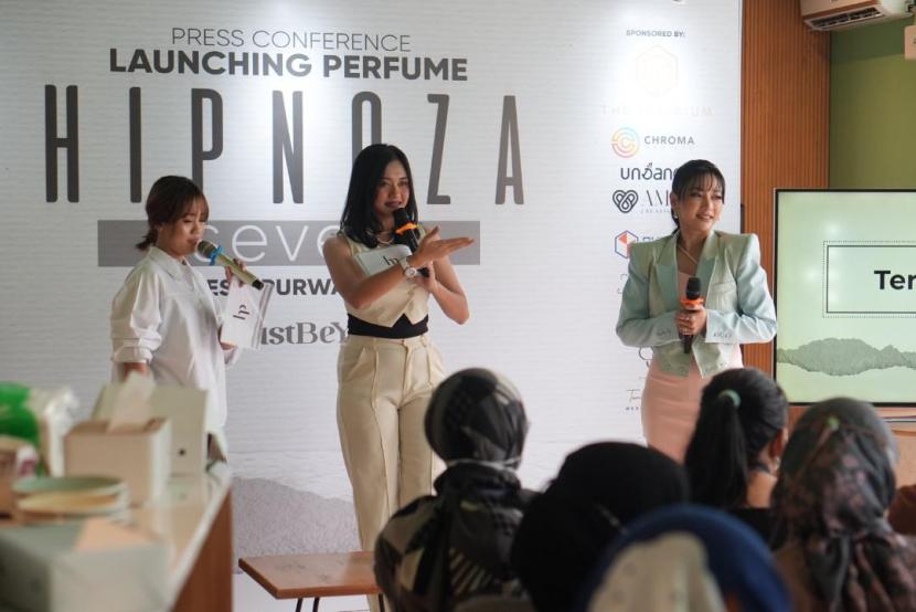 Artis Hesti Purwadinata (paling kanan) terjun ke bisnis parfum dengan merilis wewangian perdananya dengan label Hipnoza Seven, Kamis (9/2/2023).