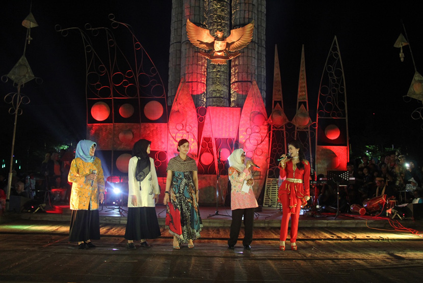 Artis Ibukota Iis Dahlia berduet bersama Bupati Indramayu Hj. Anna Shopanah pada penutupan Festival Tjimanoek 2016.