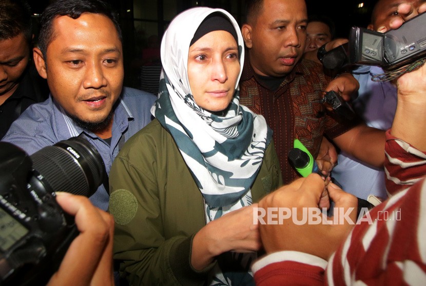 Celebrity Inneke Koesherawati leaves KPK office after being examined in Sukamiskin prison bribery case, Jakarta, Saturday (July 21). 