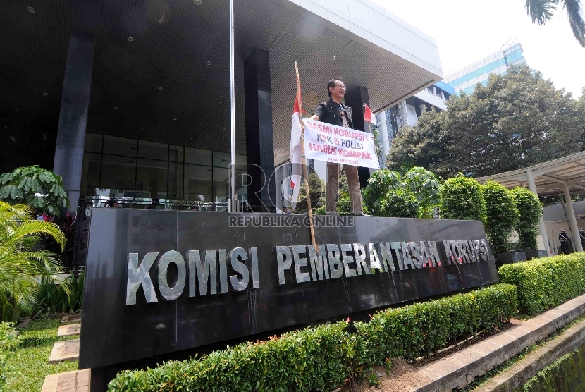 Artis kawakan Pong Hardjatmo membentangkan spanduk basmi korupsi didepan Gedung KPK, Jakarta, Rabu (28/1).(Republika/Agung Supriyanto)