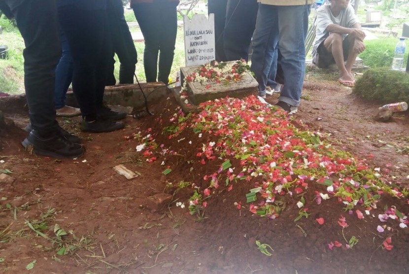 Artis Laila Sari dimakamkan di TPu Karet Bivak, Selasa (21/11).