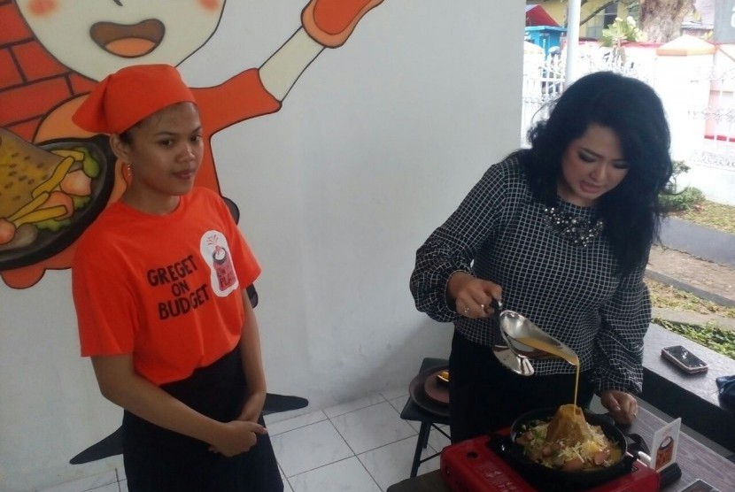 Artis Magdalena tengah memasak secara langsung makanan di restoran miliknya Ow My Plate cabang Kota Tasikmalaya. 
