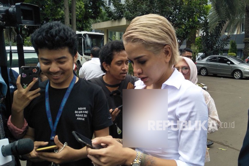  Nikita Mirzani telah dua kali dipanggil pihak Polres Metro Jakarta Selatan. Namun yang bersangkutan mangkir sehingga dijemput paksa (Foto: Nikita Mirzani)