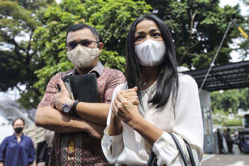 Artis Nirina Zubir (kanan) menghadiri sidang kasus mafia tanah di Pengadilan Negeri Jakarta Barat, Selasa (17/5/2022). Nirina Zubir hadir di persidang tersebut sebagai saksi dalam kasus mafia tanah yang merugikan keluarga Nirina hingga Rp 17 miliar oleh mantan asisten rumah tangga (ART). 