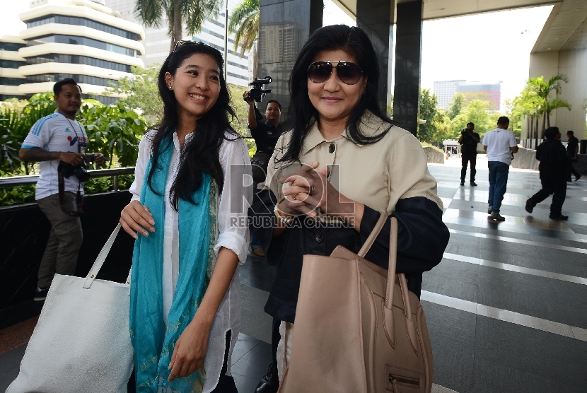  Artis Olivia Zalianty (ketiga kiri) bersama Ibundanya Tetty Liz Indriati (kedua kiri) tiba di gedung KPK, Jakarta, Senin (20/7).
