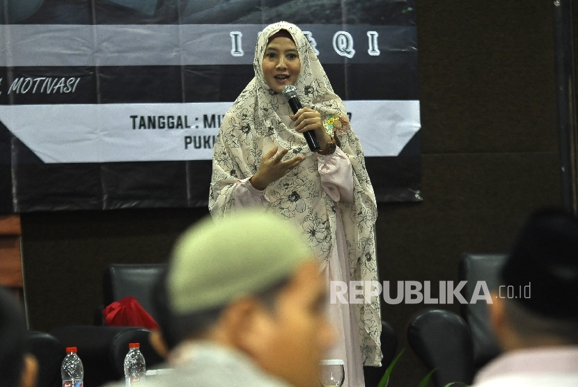 Artis Peggy Melati Sukma menjelaskan paparanya saat acara Power Vision Key of Success di Menara 165 TB Simatupang, Jakarta Selatan, Ahad (16/7). 