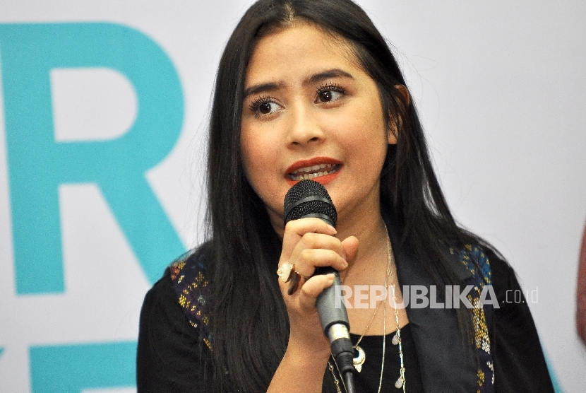 Artis Prilly Latuconsina masak besar demi menyambut Hari Raya Idul Fitri 2023 di rumahnya. Cerita kesibukan Prilly di dapur satu hari sebelum lebaran, Jumat (21/4/2023), dibagikannya di media sosial Instagram.