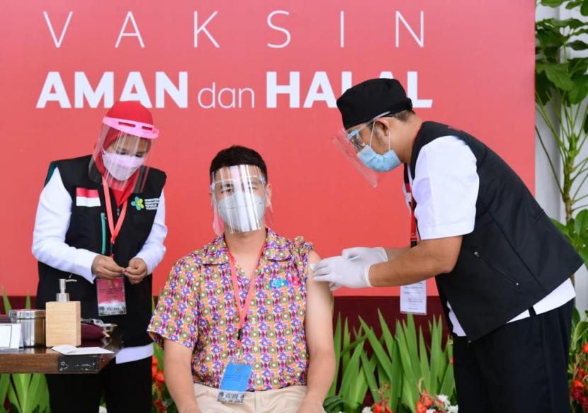 Artis Raffi Ahmad disuntik vaksin Covid-19 usai Presiden Jokowi di Istana Merdeka, Jakpus, Rabu (13/1).