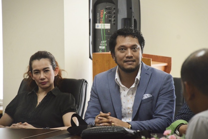 Artis Reza Artamevia (kiri) didampingi pengacaranya Ramadan Alamsyah (kanan) saat diperiksa di Kantor BNN Provinsi NTB di Mataram, Kamis (1/9). 