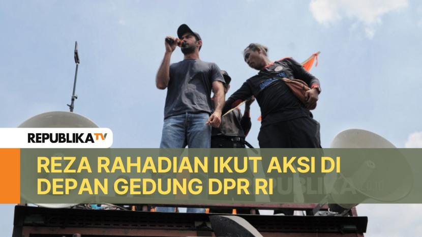 Artis Reza Rahadian menyampaikan orasi saat mengikuti unjuk rasa bersama berbagai elemen masyarakat di depan kompleks Parlemen Senayan, Jakarta, Kamis (22/8/2024). Aksi tersebut sebagai bentuk penolakan terhadap revisi Undang-Undang Pemilihan Kepala Daerah (UU Pilkada) yang dianggap sebagai ancaman terhadap demokrasi.