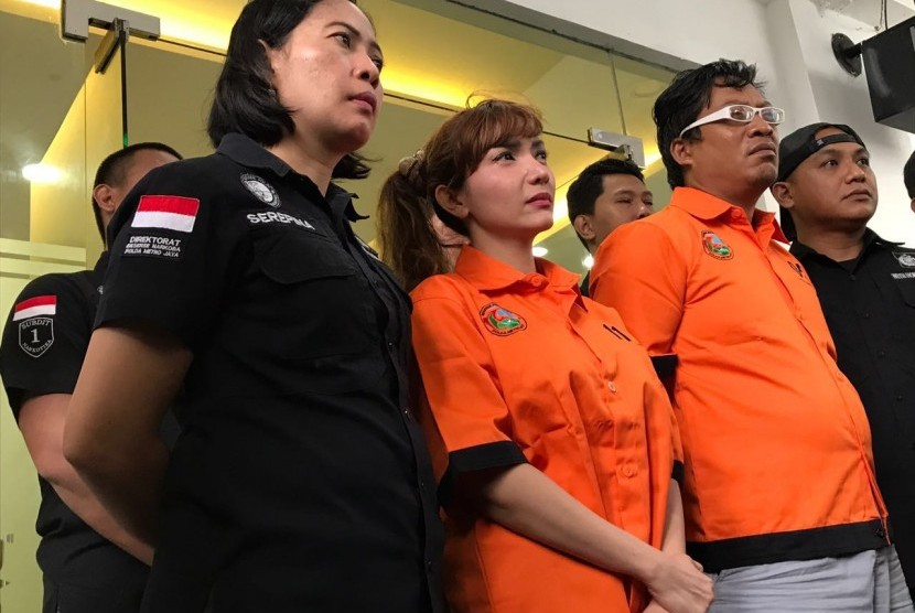 Artis Roro Fitria ditangkap Direktorat Reserse Narkoba Polda Metro Jaya, Kamis (15/2). 