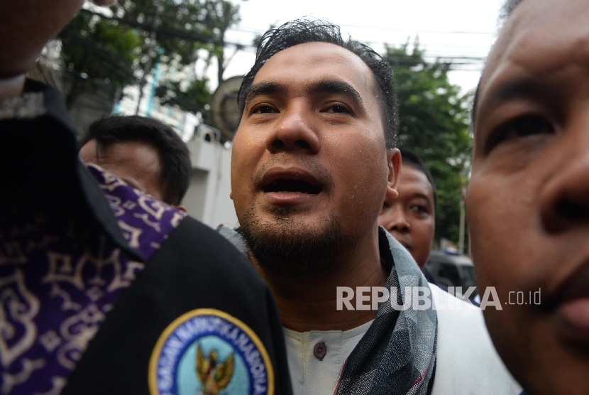 Artis Saipul Jamil usai menjalani pemeriksaan di Balai Laborratorium Narkoba BNN, Jakarta, Jumat (19/2).  (Republika/Yasin Habibi)