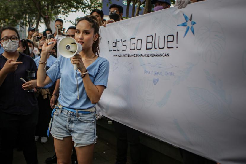Artis sekaligus Komisaris PT Maharaksa Biru Energi Tbk (OASA) Cinta Laura Kiehl mengajak masyarakat untuk memungut sampah yang berserakan di Taman Dukuh Atas, Jakarta, Ahad (24/7/2022). Aksi yang diinisiasi perusahaan tersebut sekaligus mengkampanyekan cinta lingkungan dengan tajuk Let