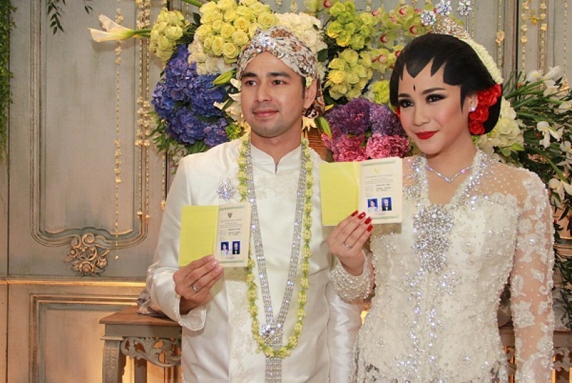 Artis sekaligus presenter Raffi Ahmad (kiri) bersama istri Nagita Slavina (kanan) saat menunjukan cincin seusai akad nikah di Hotel Ritz Carlton, Jakarta