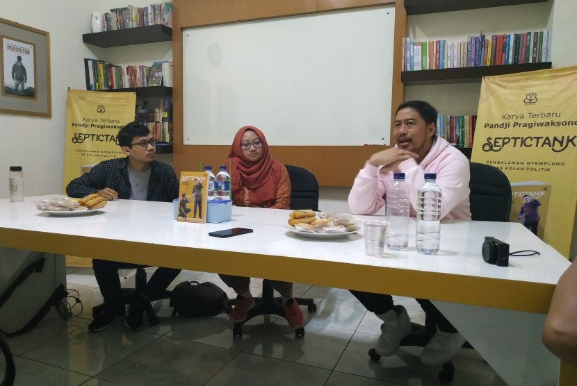 Artis sekaligus stand-up comedian Pandji Pragiwaksono (kanan) meluncurkan buku terbarunya, Septictank, di Yogyakarta, Jumat (29/3).