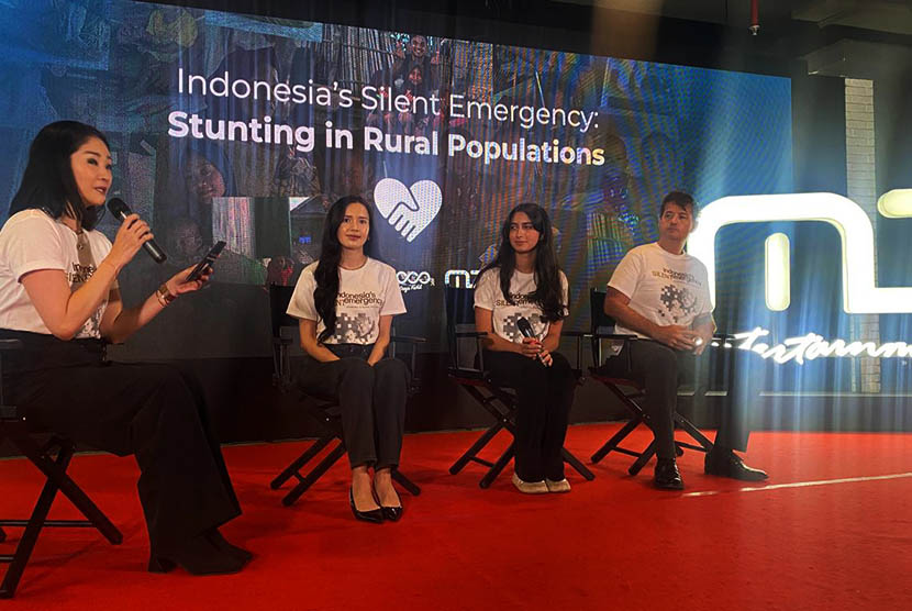 Artis undangan Beby Tshabina (kiri),  Produsr & Sutradara Nayla Punjabi (tengah), dan CO Founder + CEO 1000 Days Fund Zack Petersen (kanan), di acara jumpa pers film dokumenter, Indonesia