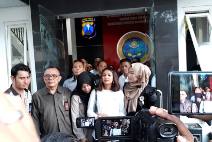 Artis Vanessa Angel seusai menjalani pemeriksaan intensif di Mapolda Jatim, Surabaya, Ahad (6/1). Vanessa menjadi salah satu yang diamankan polisi terkait kasus prostitusi online yang diduga melibatkan artis