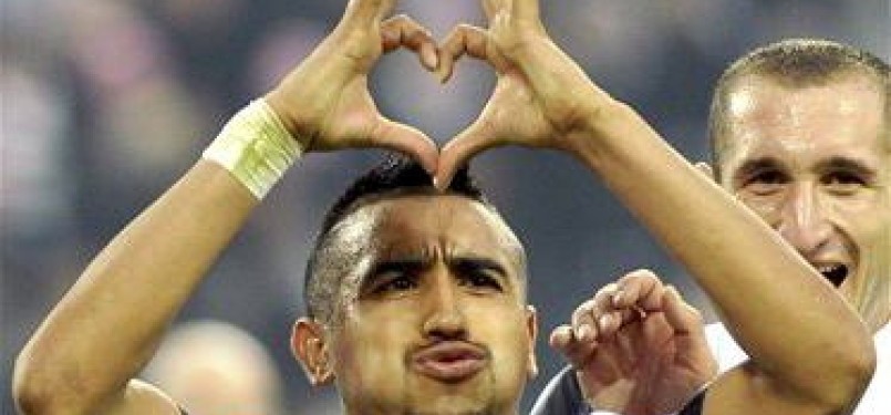 Arturo Vidal, gelandang Juventus asal Chile, melakukan selebrasi 'minum alkohol' usai menjebol jala Cesena lewat titik penalti di laga Seri A Italia di Stadion Juventus, Turin, Ahad (4/12). 