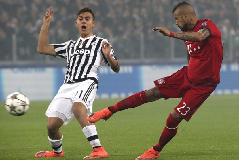 Arturo Vidal (kanan).