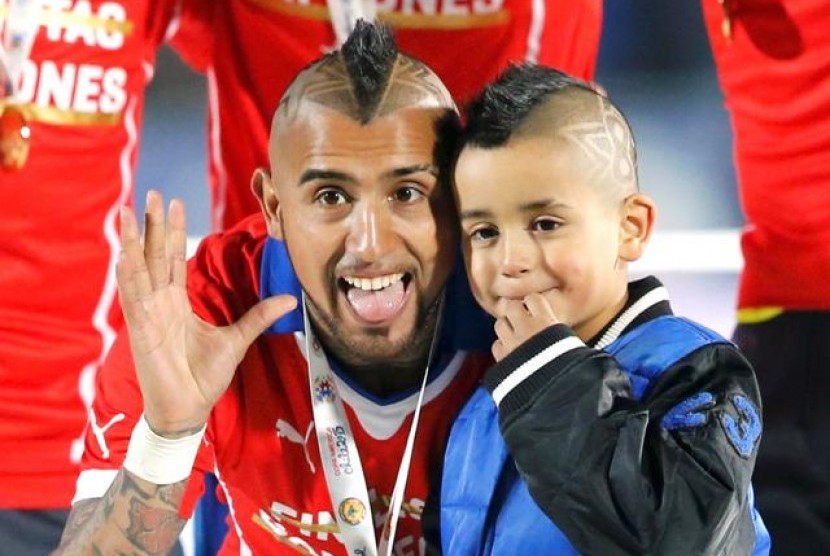 Arturo Vidal saat merayakan gelar juara Copa America bersama anaknya Alonso.