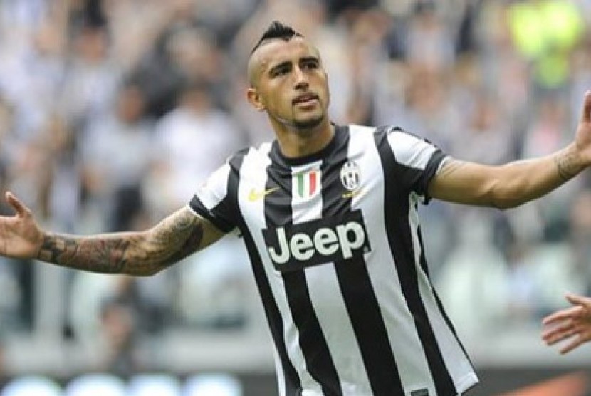 Arturo Vidal setelah mencetak gol ke gawang Palermo.