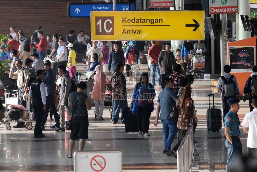 Penumpang berada di tempat kedatangan di terminal 1C Bandara Internasional Soekarno Hatta, Tangerang, Banten, Rabu (22/7). Penumpang menunggu barang bawaan mereka di terminal kedatangan 1C Bandara Internasional Soekarno Hatta, Tangerang, Banten, Rabu (22/7