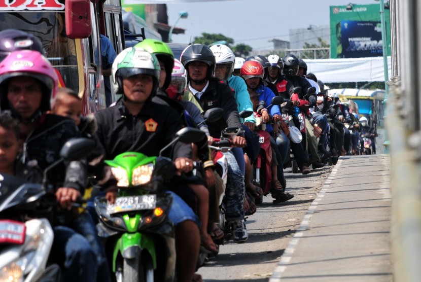  Arus Balik Di Jalur Pantura. Sejumlah kendaraan pemudik arus balik melintas di jalur Pantura, Brebes, Jawa Tengah, Senin (20/7).