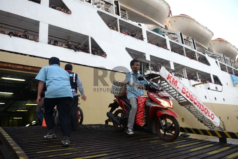 Petugas membantu menurunkan sepeda motor pemudik dari kapal Pelni KM Dobonsolo di Terminal Penumpang, Pelabuhan Tanjung Priok, Jakarta, Jumat (24/7).  (Republika/Wihdan)