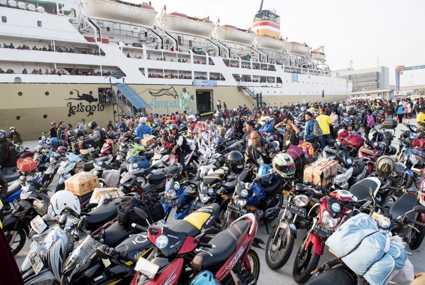 Arus Balik Pelabuhan Tanjung Priok. Pemudik menunggu bongkar muat sepeda motor mereka dari KM Dobonsolo setibanya di Pelabuhan Tanjung Priok, Jakarta, Rabu (22/7). 