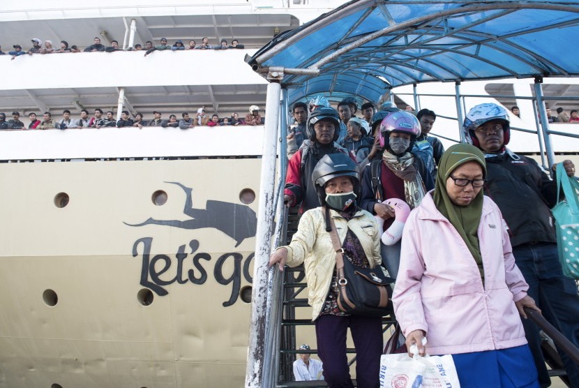 Arus Balik Pelabuhan Tanjung Priok. Pemudik menunggu bongkar muat sepeda motor mereka dari KM Dobonsolo setibanya di Pelabuhan Tanjung Priok, Jakarta, Rabu (22/7). 