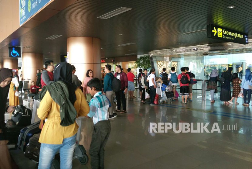 Arus balik penumpang di Bandara Supadio, Pontianak meningkat Selasa (19/6), jelang berakhirnya cuti bersama Lebaran yang ditetapkan pemerintah pada Rabu (20/6). (ilustrasi)