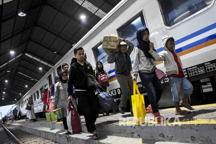 Arus balik penumpang Kereta Api Kutojaya Selatan tiba di Stasiun Kiaracondong, Kota Bandung, Sabtu (8/6).