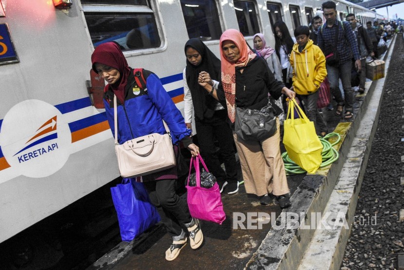 Arus balik penumpang Kereta Api Kutojaya Selatan tiba di Stasiun Kiaracondong, Kota Bandung, Sabtu (8/6).