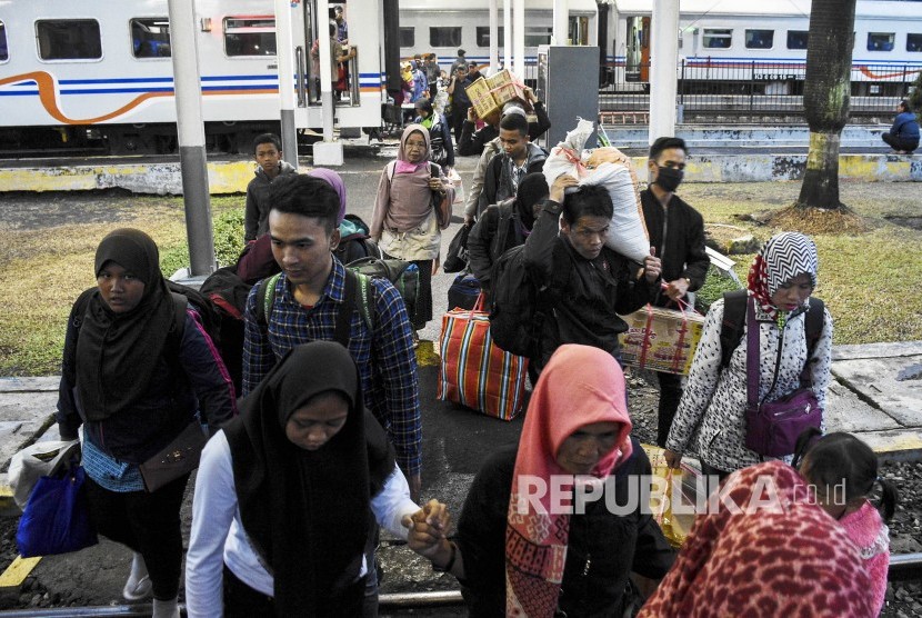 Penumpang  tiba di Stasiun Kiaracondong, Kota Bandung