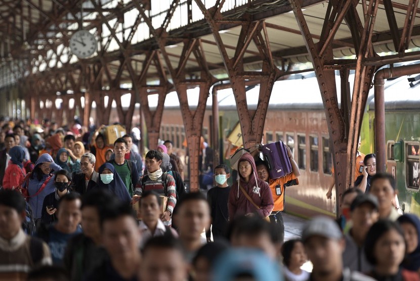 Arus Balik Stasiun Pasar Senen. Pemudik penumpang kereta Matarmaja dari Malang tiba di Stasiun Pasar Senen, Jakarta, Senin (20/7).