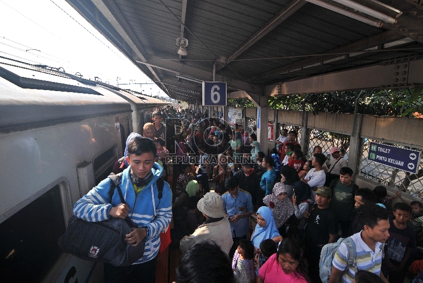 Penumpang kereta api Menoreh dari Semarang tiba di Stasiun Pasar Senen, Jakarta, Selasa (21/7).   (Republika/Edwin Dwi Putranto)