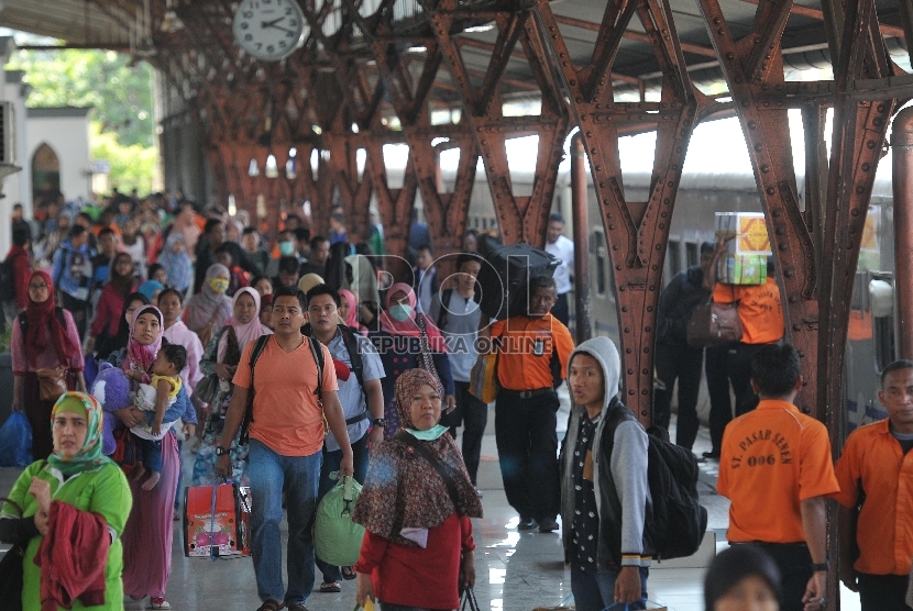 Penumpang kereta api Menoreh dari Semarang tiba di Stasiun Pasar Senen, Jakarta, Selasa (21/7).   (Republika/Edwin Dwi Putranto)