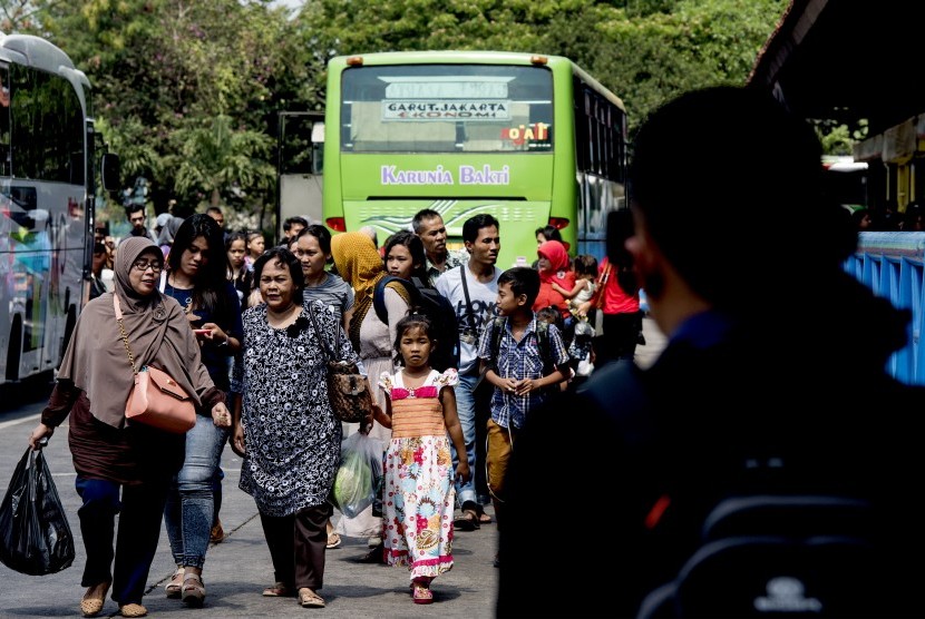 Arus Balik Terminal Rambutan. Sejumlah pemudik berjalan keluar bus saat tiba di Terminal Kampung Rambutan di Jakarta, Selasa (21/7).