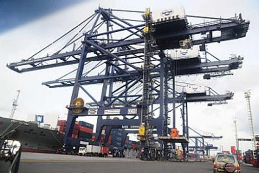 Arus ekspor-impor di pelabuhan