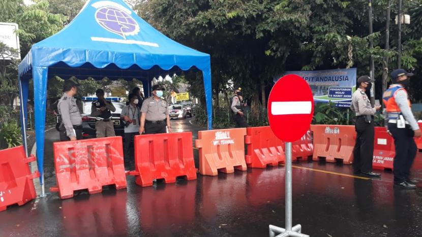 Arus kendaraan di Jalan Bhayangkara Kota Sukabumi dialihkan mulai dari Simpang Karamat dan Gang Isnen dalam rangka Pembatasan Sosial Berskala Besar (PSBB) Covid-19, Jumat (3/4).