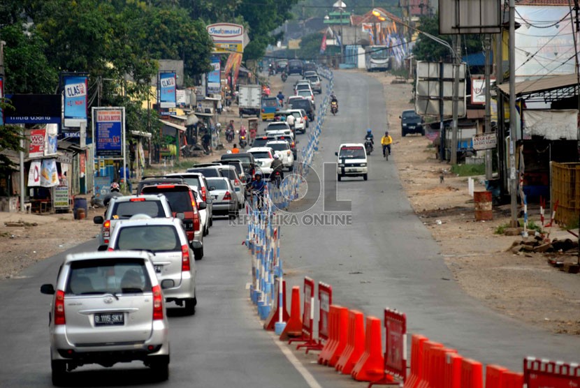   Arus kendaraan yang melintas di Simpang Jomin menuju arah Cikopo, Jawa Barat, Rabu (30/7). (Republika/ Wihdan)