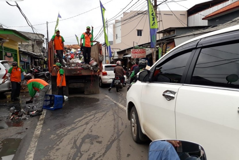 Arus lalu lintas di Jalan Darma Wanita, Rawa Buaya Jakarta Barat (Jakbar) menuju Cengkareng Jakbar terhambat. Terhambatnya arus lalu lintas di wilayah ini karena banyak petugas dibantu warga setempat kerja bakti membersihkan sampah sisa banjir.